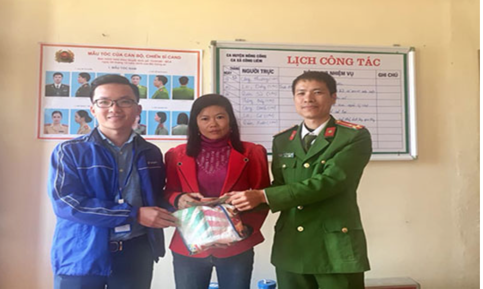 Nhân[-]viên[-]kinh[-]doanh[-]VinaPhone[-]Thanh[-]Hóa[-]trả[-]lại[-]tiền[-]cho[-]người[-]đánh[-]mất
